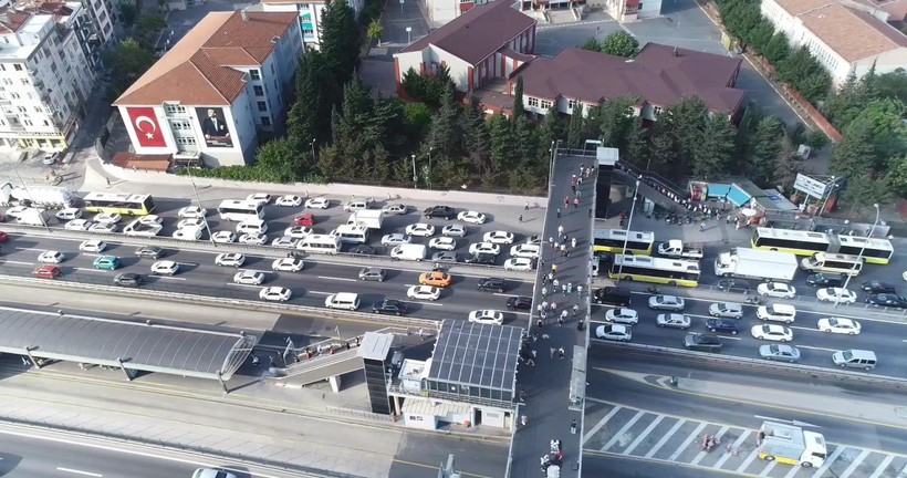 Metrobüs yolundaki çalışma nedeniyle Avcılar'da Kadıköy yönü trafiği kilitlendi - Resim: 4