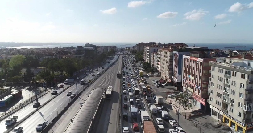 Metrobüs yolundaki çalışma nedeniyle Avcılar'da Kadıköy yönü trafiği kilitlendi - Resim: 2