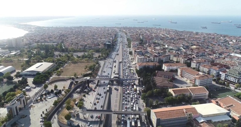 Metrobüs yolundaki çalışma nedeniyle Avcılar'da Kadıköy yönü trafiği kilitlendi - Resim: 1