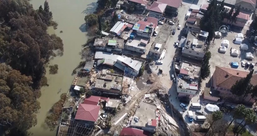 Hatay'da deprem nedeniyle Demirköprü Mahallesi 4 metre kaydı! Müstakil evler Asi Nehrine sürüklendi - Resim: 4
