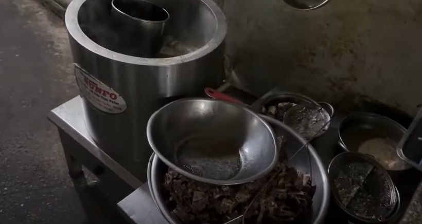 Türk gezgin Fatih Koparan Vietnam'da köpek eti satan restorana gitti! "Köpek çevirme" yapıldığını görünce kokuya dayanamadı kusmamak için kendisini zor tuttu - Resim: 12