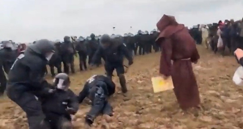 Protestoculara müdahale etmek isteyen Alman polisi çamura saplandı! Görüntüler sosyal medyada viral oldu - Resim: 3