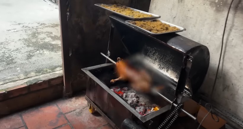 Türk gezgin Fatih Koparan Vietnam'da köpek eti satan restorana gitti! "Köpek çevirme" yapıldığını görünce kokuya dayanamadı kusmamak için kendisini zor tuttu - Resim: 17