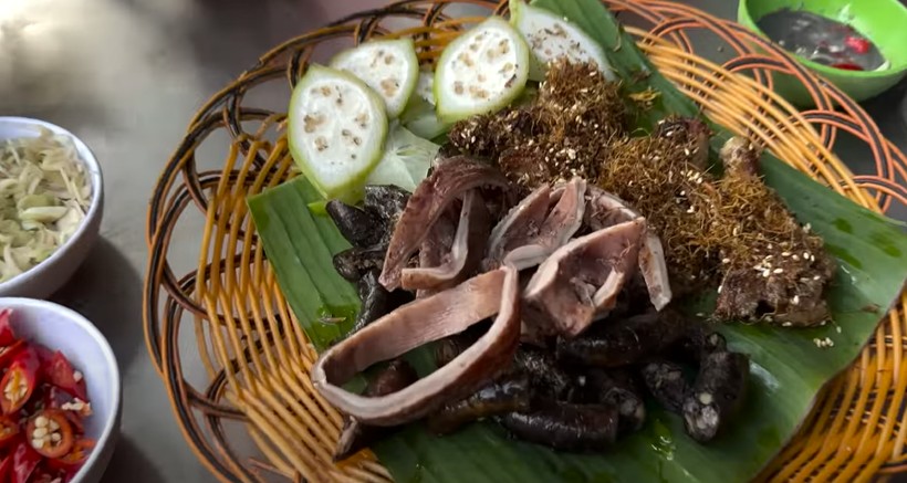 Türk gezgin Fatih Koparan Vietnam'da köpek eti satan restorana gitti! "Köpek çevirme" yapıldığını görünce kokuya dayanamadı kusmamak için kendisini zor tuttu - Resim: 51