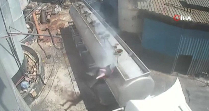Ağzında sigarayla açtığı tanker kapağı bomba gibi patladı! O anlar kamerada - Resim: 2