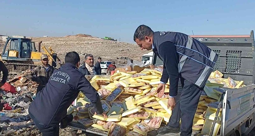 Tarihi geçmiş tavuk etlerini vatandaşa yedireceklerdi - Resim : 1