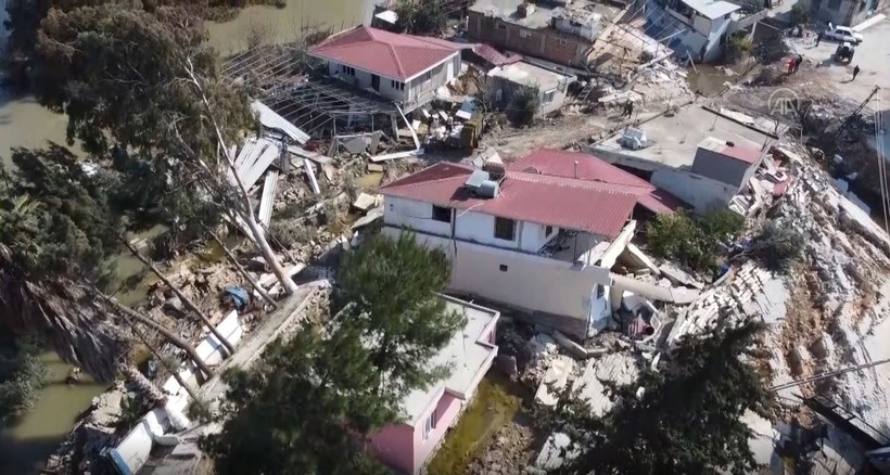 Hatay'da deprem nedeniyle Demirköprü Mahallesi 4 metre kaydı! Müstakil evler Asi Nehrine sürüklendi - Resim: 8