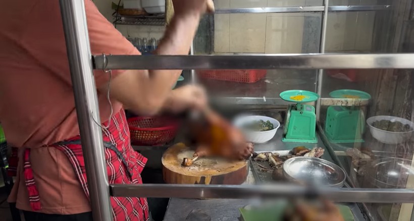Türk gezgin Fatih Koparan Vietnam'da köpek eti satan restorana gitti! "Köpek çevirme" yapıldığını görünce kokuya dayanamadı kusmamak için kendisini zor tuttu - Resim: 67