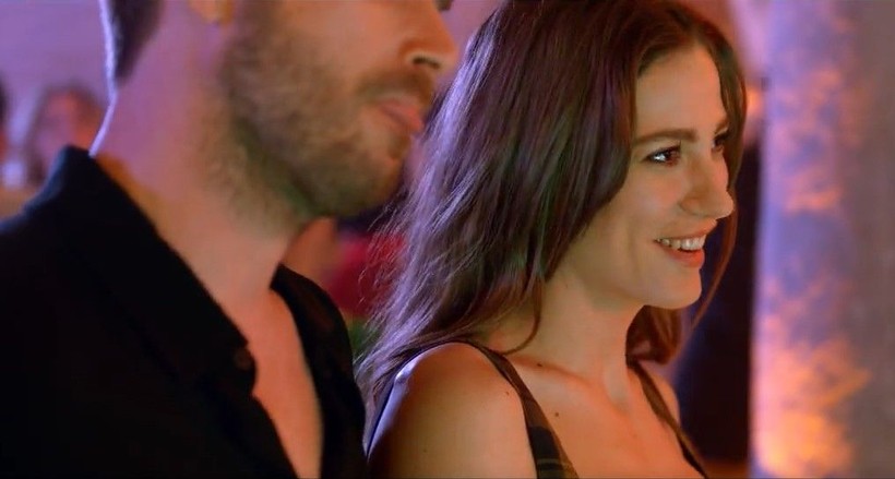 Aile dizisinin Devin'i Serenay Sarıkaya'nın 'Yaramızda Kalsın' şarkısını söylediği anlar yıktı geçti! Sosyal medyada gündem oldu: Serenay bu dünyaya vip gelmiş - Resim: 1