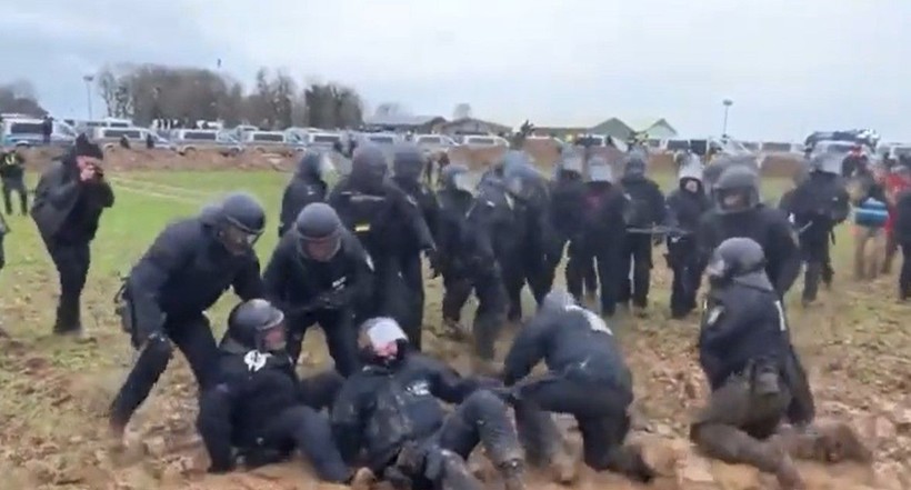 Protestoculara müdahale etmek isteyen Alman polisi çamura saplandı! Görüntüler sosyal medyada viral oldu - Resim: 1