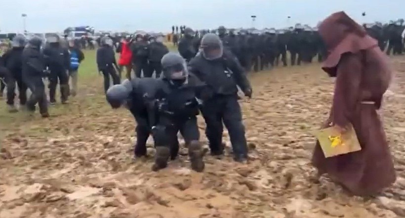 Protestoculara müdahale etmek isteyen Alman polisi çamura saplandı! Görüntüler sosyal medyada viral oldu - Resim: 2