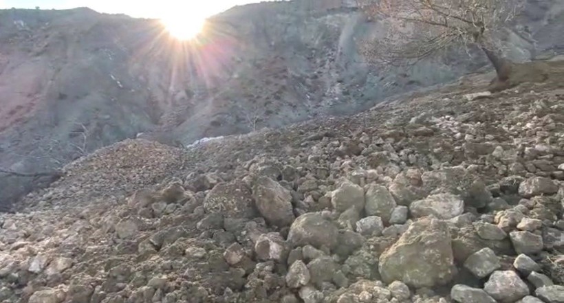 Malatya'nın Doğanşehir ilçesinde bir sokak deprem sonrası meydana gelen heyelanda yok oldu - Resim: 13