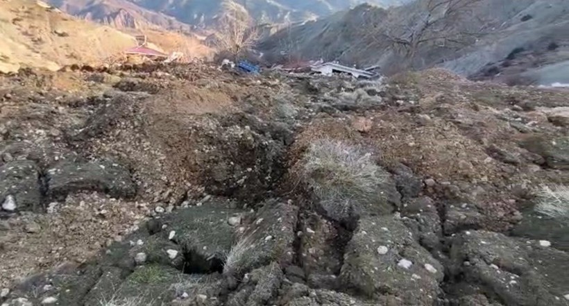 Malatya'nın Doğanşehir ilçesinde bir sokak deprem sonrası meydana gelen heyelanda yok oldu - Resim: 1