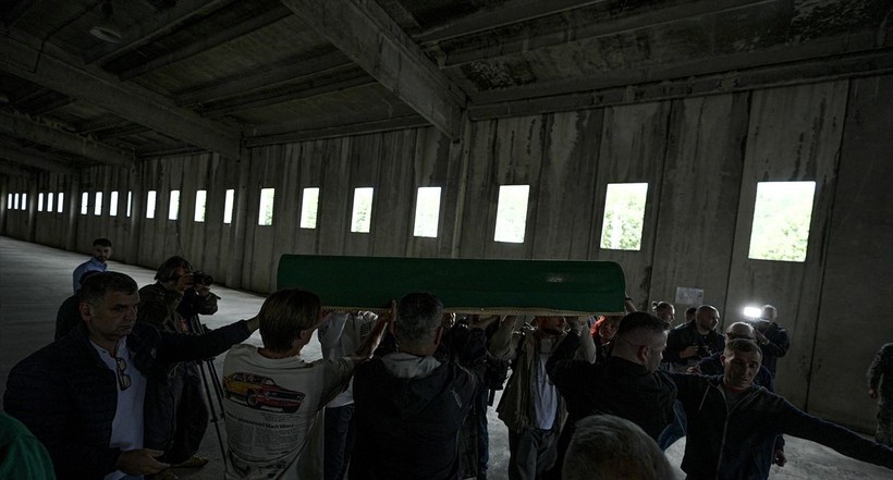 Srebrenitsa Soykırımı’nın 30’uncu yılında toprağa verilecek 7 cenaze, gözyaşlarıyla karşılandı - Resim: 5