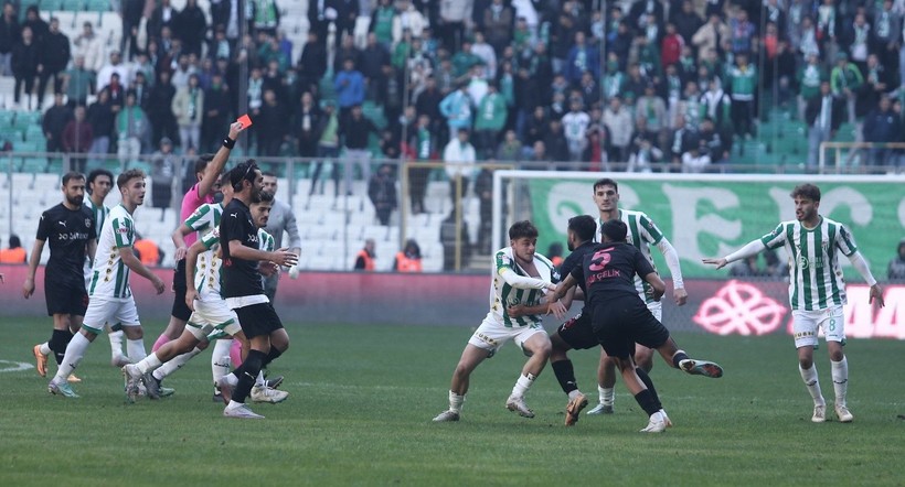 Bursaspor-Diyarbekirspor maçı sonrasında saha karıştı! Savaş alanında 5 kişi kırmızı kart gördü - Resim: 11