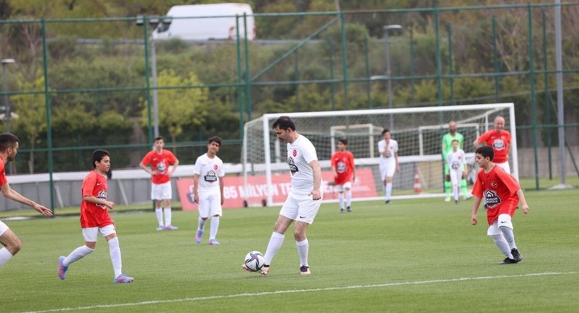 Bakan Kurum ve ünlü futbolcular depremzede çocuklarla maç yaptı - Resim: 7