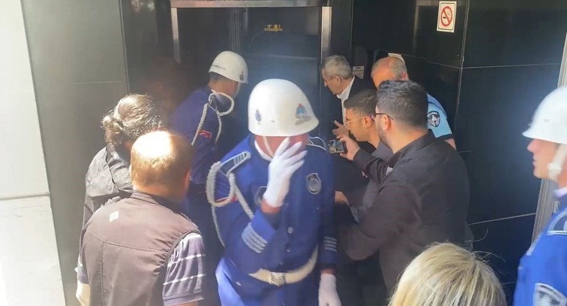 İlhan Şeşen'e veda! Cenazesi asansörde mahsur kaldı - Resim: 12