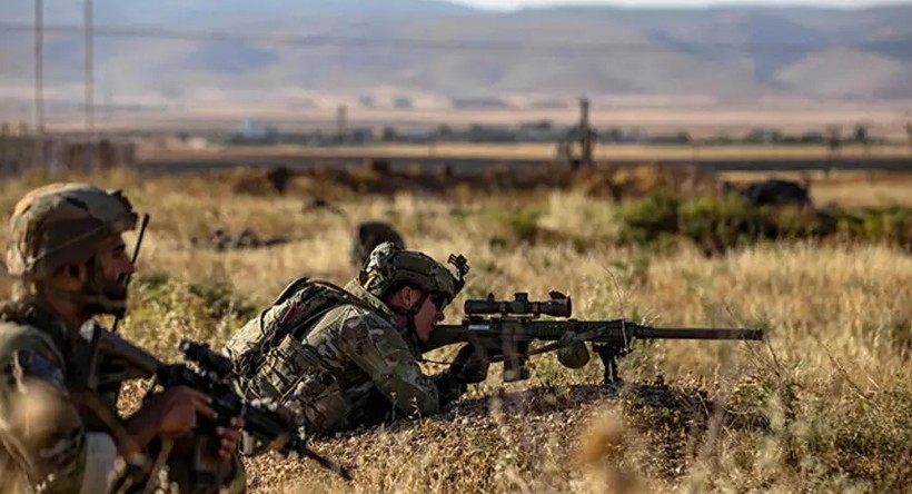 ABD askeri Türkiye sınırına 5 KM mesafede nişan aldı! AFP'nin görüntüleri gündem oldu - Resim: 15