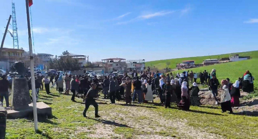 Diyarbakır'da muhtarlık kavgasında kan aktı! Taş, silah ve sopayla saldırdılar - Resim: 1