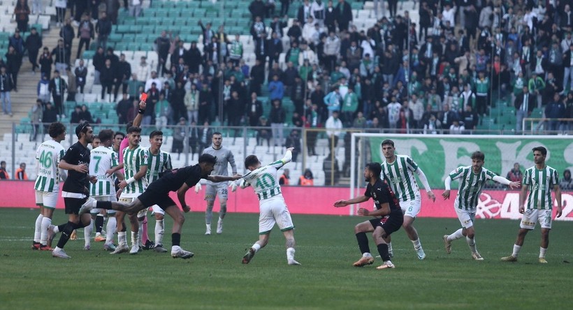 Bursaspor-Diyarbekirspor maçı sonrasında saha karıştı! Savaş alanında 5 kişi kırmızı kart gördü - Resim: 15