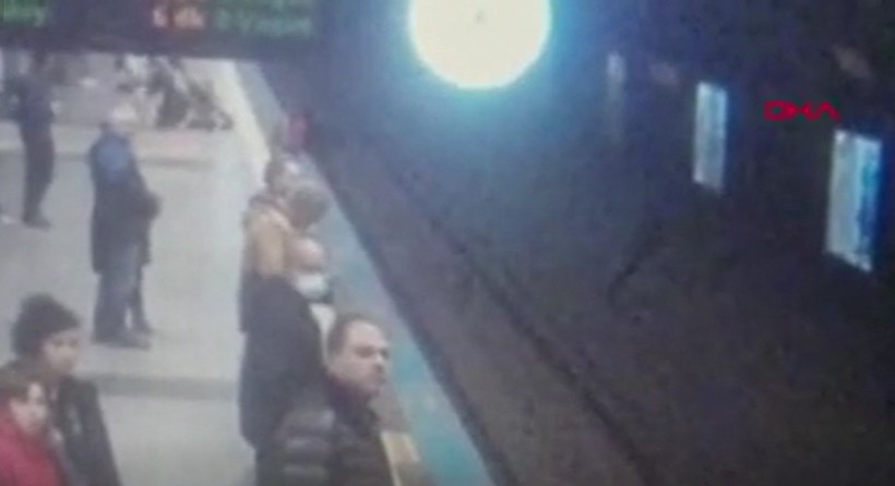 Üniversiteli genç kız Maltepe'de metro raylarına atladı, vatandaşlar büyük korku yaşadı! O anlar kamerada - Resim: 7