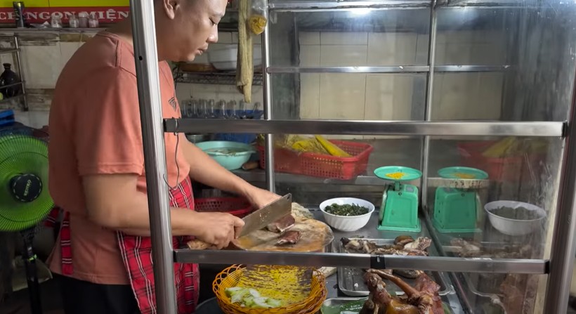 Türk gezgin Fatih Koparan Vietnam'da köpek eti satan restorana gitti! "Köpek çevirme" yapıldığını görünce kokuya dayanamadı kusmamak için kendisini zor tuttu - Resim: 68