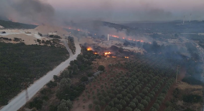 İzmir alev alev! Çeşme ve Ödemiş yanıyor: Alevler otoyola ulaştı, can kaybı var - Resim: 2