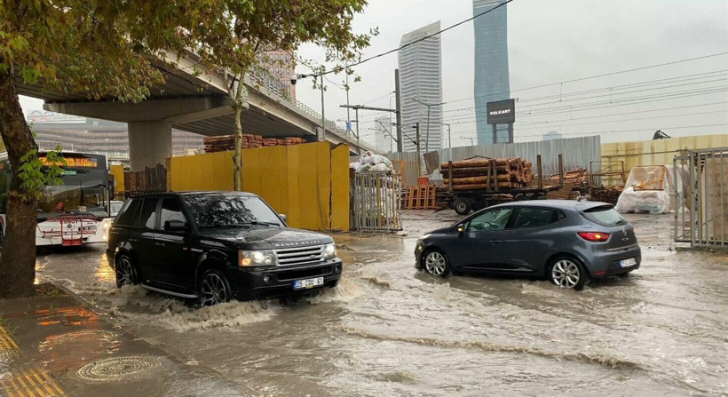 İzmir'de sağanak hayatı felç etti: Ev ve işleri sulara gömüldü - Resim: 2