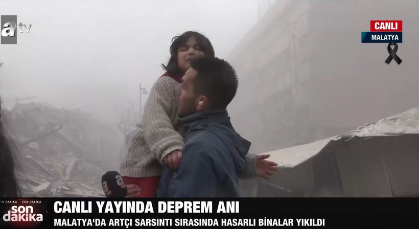 Son dakika deprem haberleri... Muhabir depreme canlı yayında yakalandı - Resim: 2