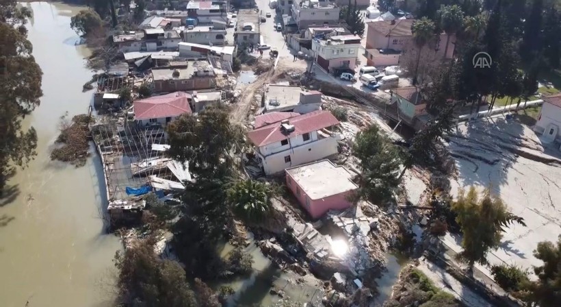 Hatay'da deprem nedeniyle Demirköprü Mahallesi 4 metre kaydı! Müstakil evler Asi Nehrine sürüklendi - Resim: 6