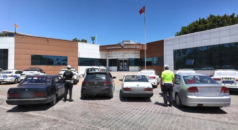 Trafiği kapatıp drift atanlara 52 bin TL para cezası kesildi - Resim : 1