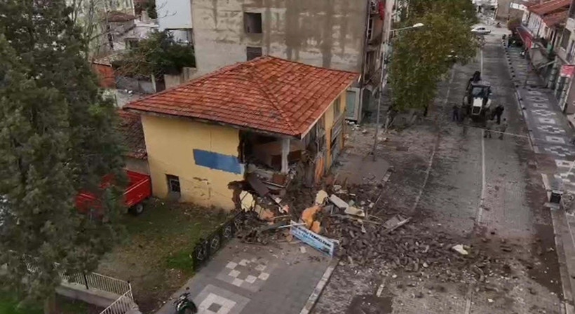 Sındırgı’da boşaltılan bina artçılarla yıkıldı - Resim : 2