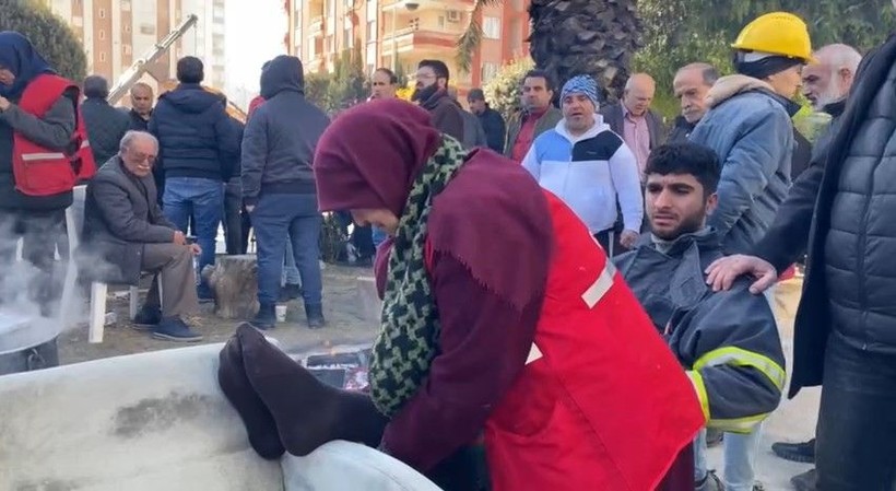 Adana'da saatlerdir enkazda görev yapan gencin ayakları şişti yardımına 73 yaşındaki Kızılay gönüllüsü Leman anne koştu! - Resim: 1
