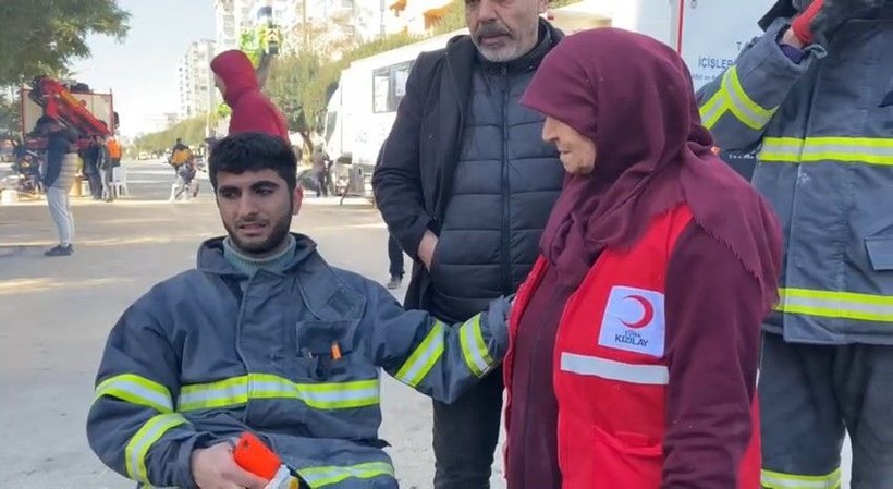 Adana'da saatlerdir enkazda görev yapan gencin ayakları şişti yardımına 73 yaşındaki Kızılay gönüllüsü Leman anne koştu! - Resim: 2