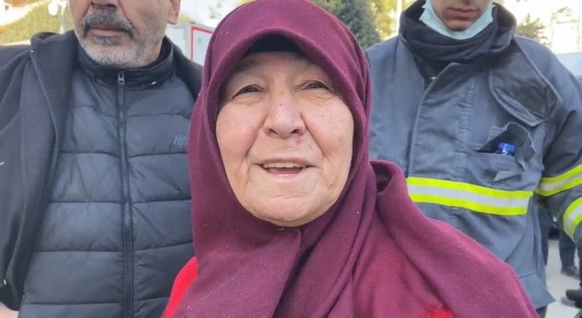 Adana'da saatlerdir enkazda görev yapan gencin ayakları şişti yardımına 73 yaşındaki Kızılay gönüllüsü Leman anne koştu! - Resim: 3