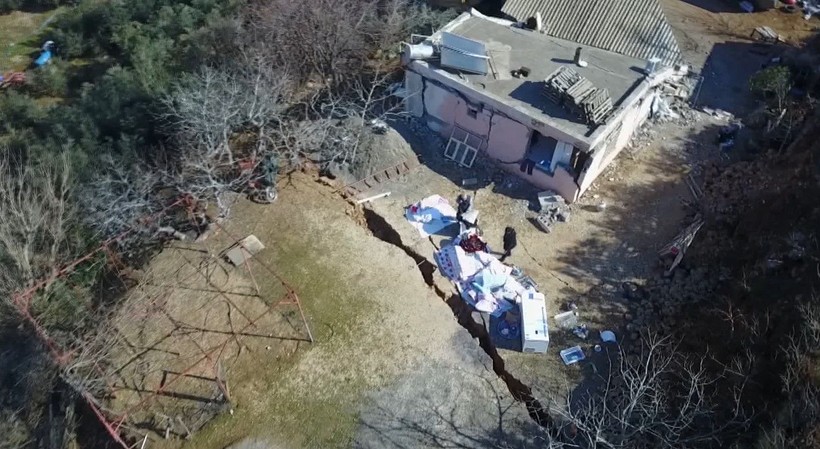 Gaziantep Nurdağı'na bağlı Gökçedere depremde ortadan ikiye bölündü! Köy sakini olanları "Kıyamet kopuyor sandık" sözleriyle anlattı - Resim: 2