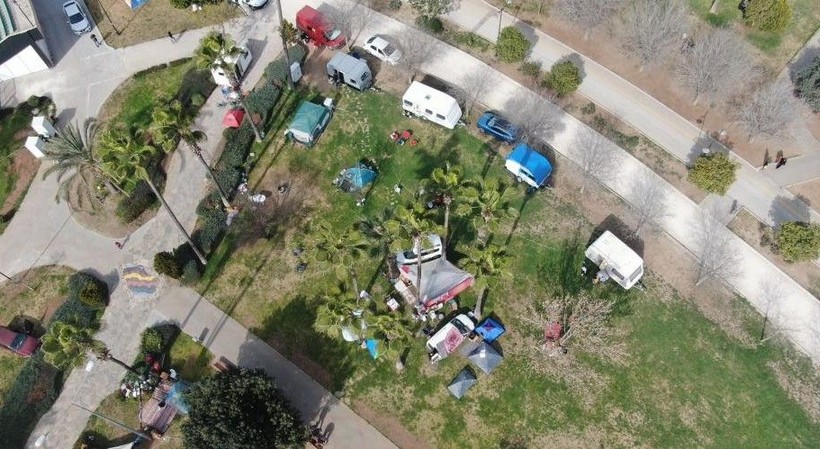 Depremden sonra evlerine giremeyen Adanalılar parka yerleşti - Resim: 3