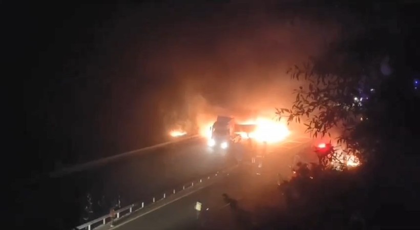 Elazığ'da TIR'ın dorsesi alev alev yandı: O anlar kamerada - Resim : 2