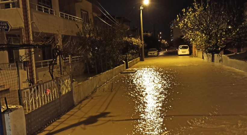 Çanakkale'de şiddetli yağış hayatı olumsuz etkiledi! Dere taştı, araç sele kapıldı - Resim: 9