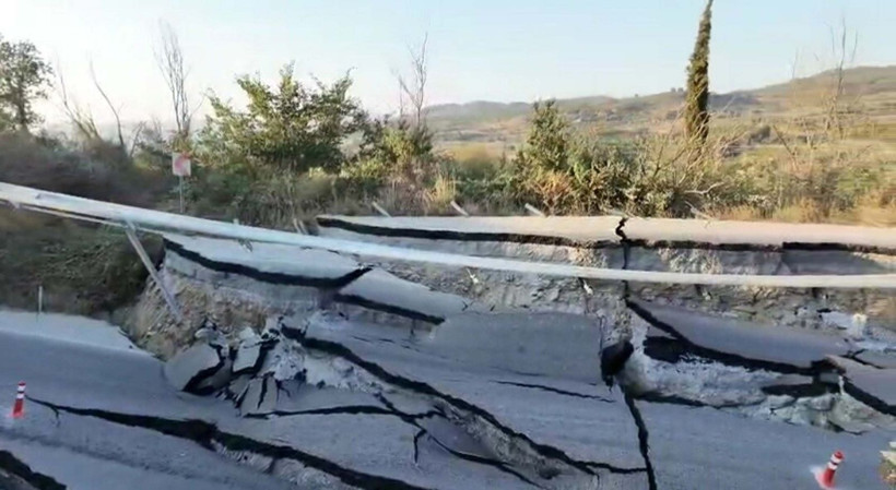 Kuşadası'nda çöken yolun akıbeti belli oldu - Resim: 2