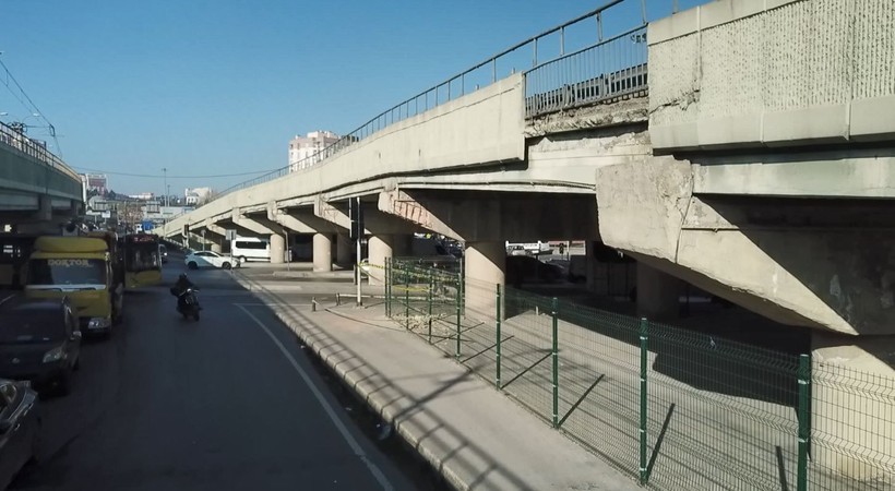 Esenler'deki üst geçit parçalanıyor! Paslı demir görüntüsünün ortaya çıktığı üst geçit vatandaşlara endişe veriyor - Resim: 5