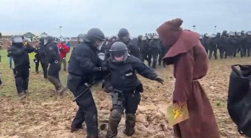 Protestoculara müdahale etmek isteyen Alman polisi çamura saplandı! Görüntüler sosyal medyada viral oldu - Resim: 5