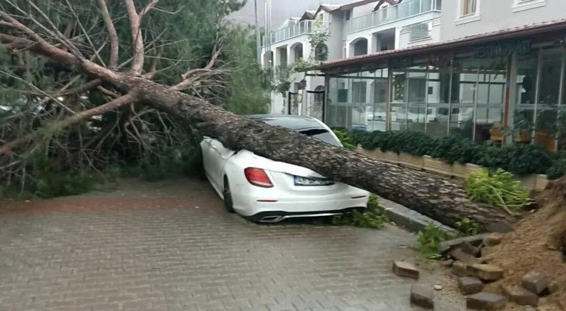 Muğla'da hayat felç oldu: Marmaris ve Bodrum'u fırtına vurdu - Resim: 9