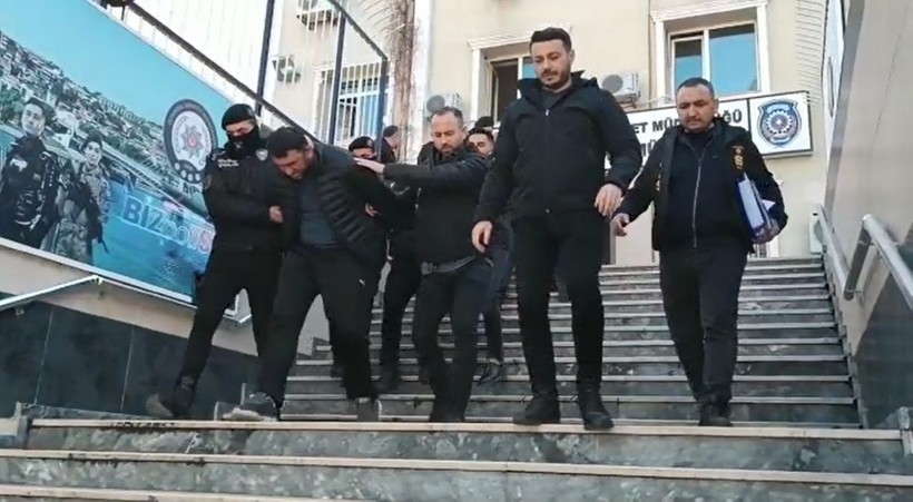 İstanbul'da film gibi operasyon! Otomobilin önünü keserek 1,5 milyon Euro gasbeden çete yakalandı - Resim: 11