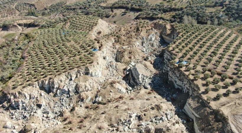 Hatay'da meydana gelen depremlerin ortadan ikiye ayırdığı zeytin bahçesinde 'tedirgin' hasat başladı - Resim : 2