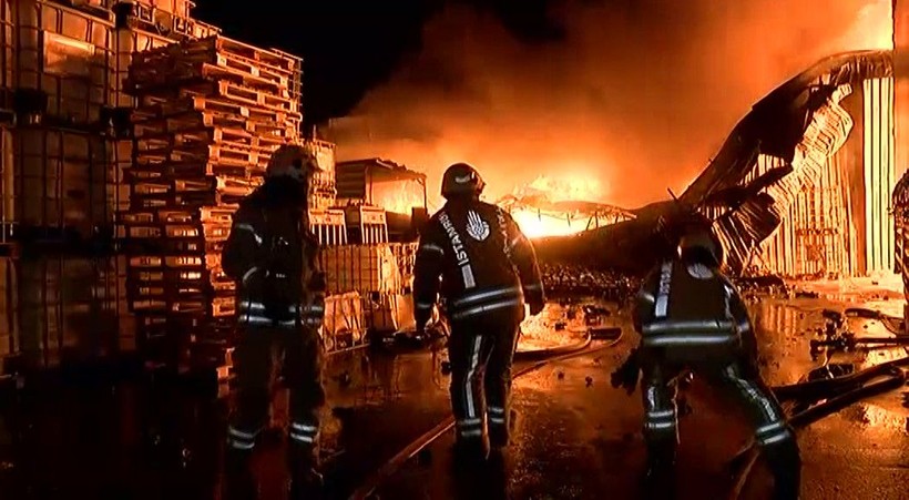 Son Dakika: İstanbul Esenyurt'ta kimyasal madde deposunda yangın! 4 saatlik çalışma sonucu kontrol altına alındı - Resim: 7