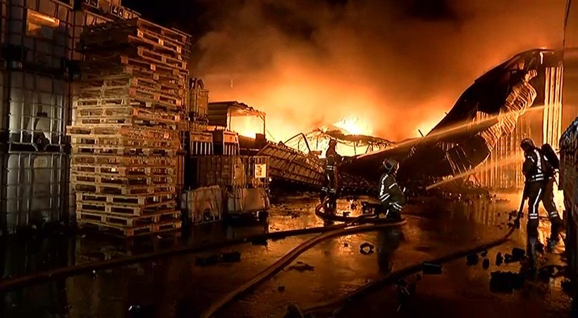 Son Dakika: İstanbul Esenyurt'ta kimyasal madde deposunda yangın! 4 saatlik çalışma sonucu kontrol altına alındı - Resim: 6