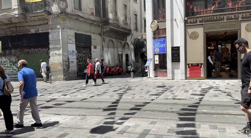 İstiklal Caddesi'nde kaza! Frenle gazı karıştıran sürücü tramvaya vurdu - Resim: 5