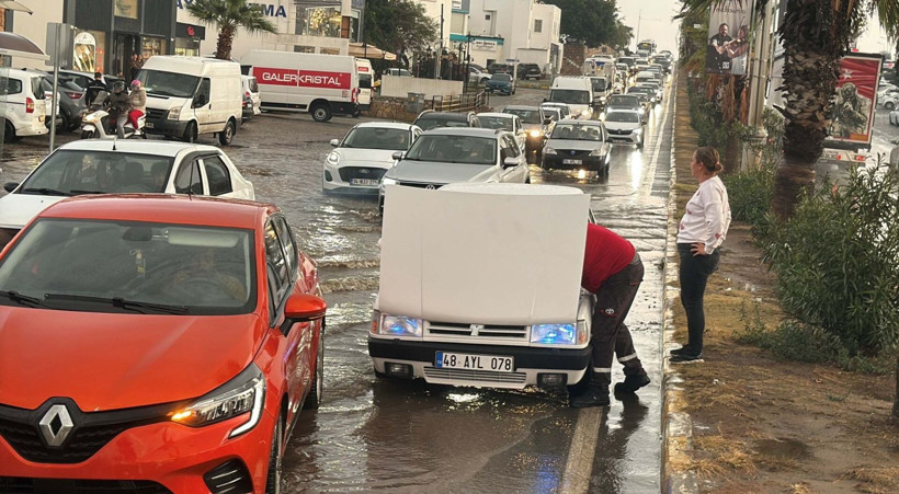 Bodrum'da kuvvetli sağanak yaşamı olumsuz etkiledi, yollar göle döndü - Resim: 7