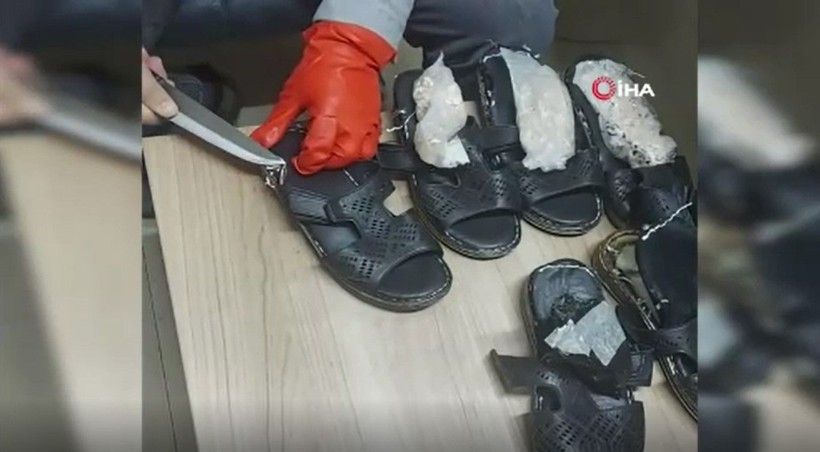 İstanbul Havalimanı'nda gitar kılıfından ve terlik tabanından uyuşturucu çıktı - Resim: 2